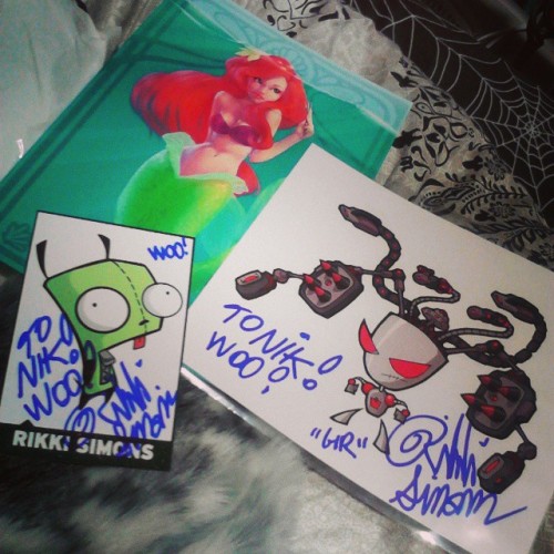 Autographs from ‘GIR’ Rikki Simons, and a sweet Ariel print. #ozcomiccon #invaderzim