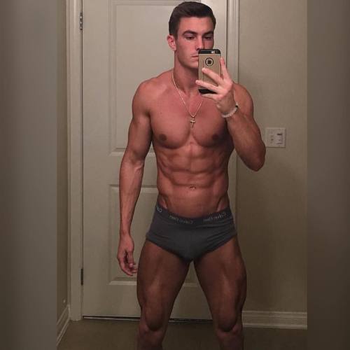 Stunner and fantABStically shredded @vin_sant says, don&rsquo;t skip leg day. I say, Holy fcuk, Batm