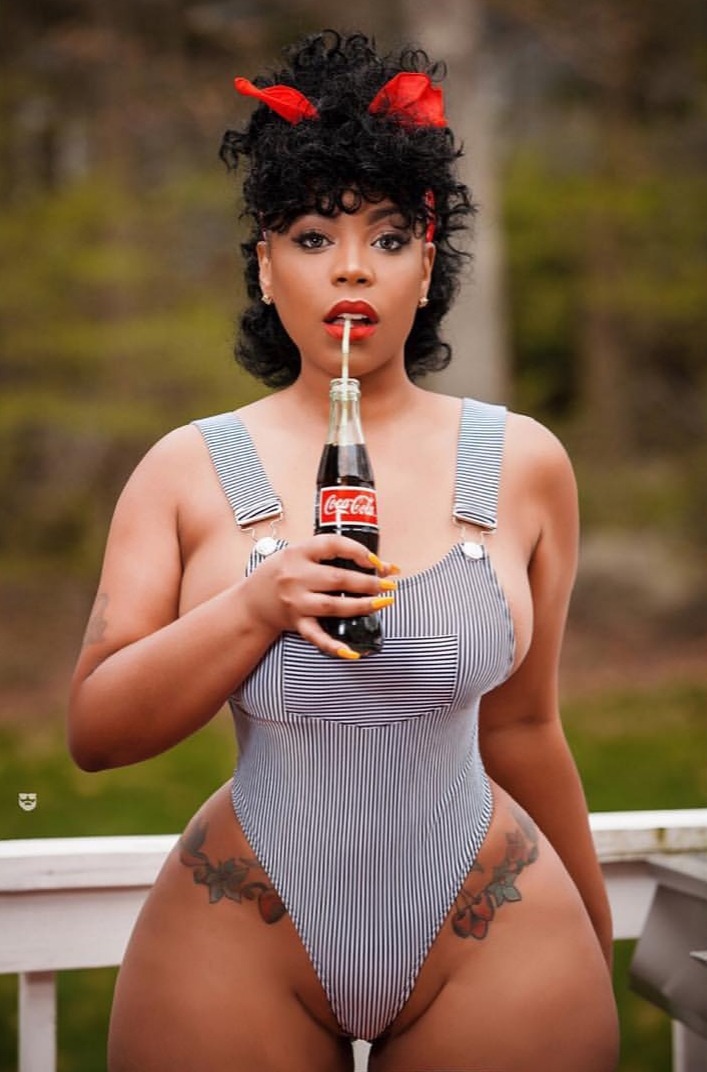 goood-thickness:  Oh snap!   Fk being thirsty&hellip;. she got me hungry af!