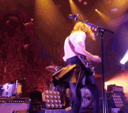 indoril-niehaus:  favorite thing about sleater-kinney: that thing carrie does  (from this epic video)