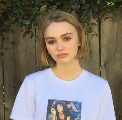 phhat:  mangolero:Johnny Depp’s daughter, what a freaking babe  she looks like every white girl on this site that blogs about matisse and jenny holzer