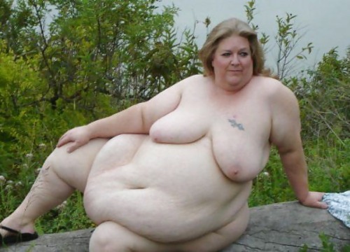 chirifa: bellylifter: Outdoor strip SSBBW Debbie