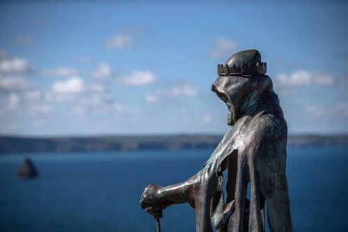 mediumaevum:Now THIS is how you make an Arthurian statue! HOly crap, how have I not seen this before