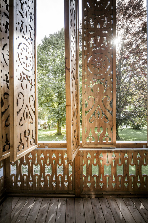 dezeen: Intricately patterned fretwork surrounds Alexander Diem’s Villa by the Lake »