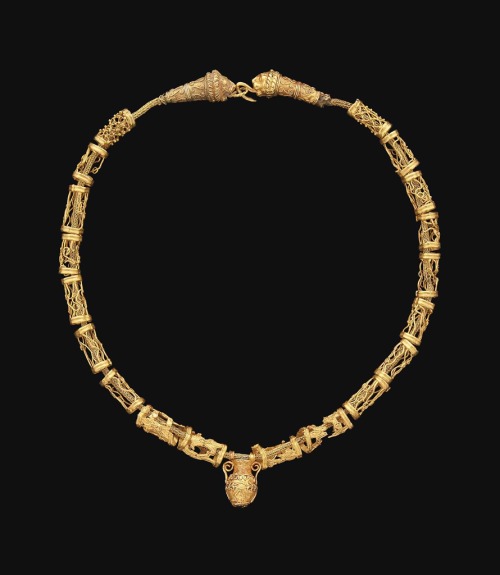 ancientjewels:Hellenistic period Greek gold necklace featuring an amphora-shaped pendant and lion-he