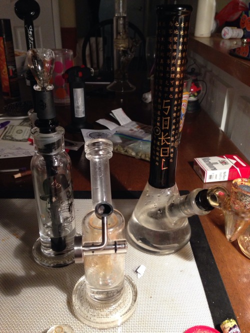 guitarred-andfeathered:  Dabbin’ out. 