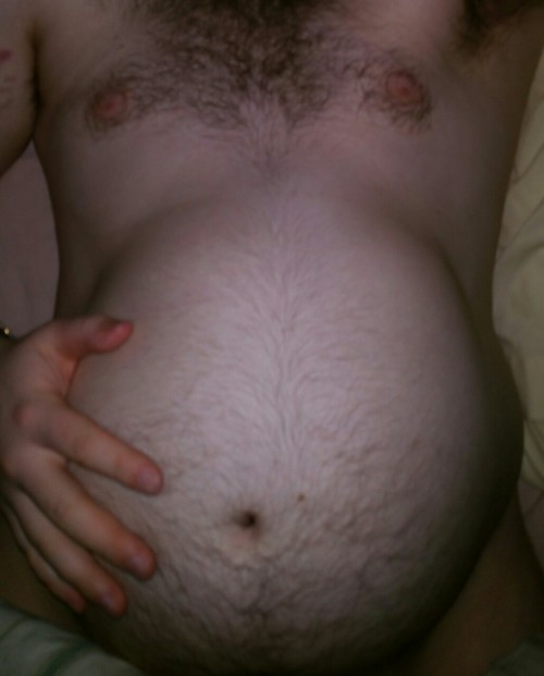 voreguys:  I was feeling soo full, I just had to share haha. I’m laying here, finding it difficult to breath with this bloated gut….. I ate so much :p 