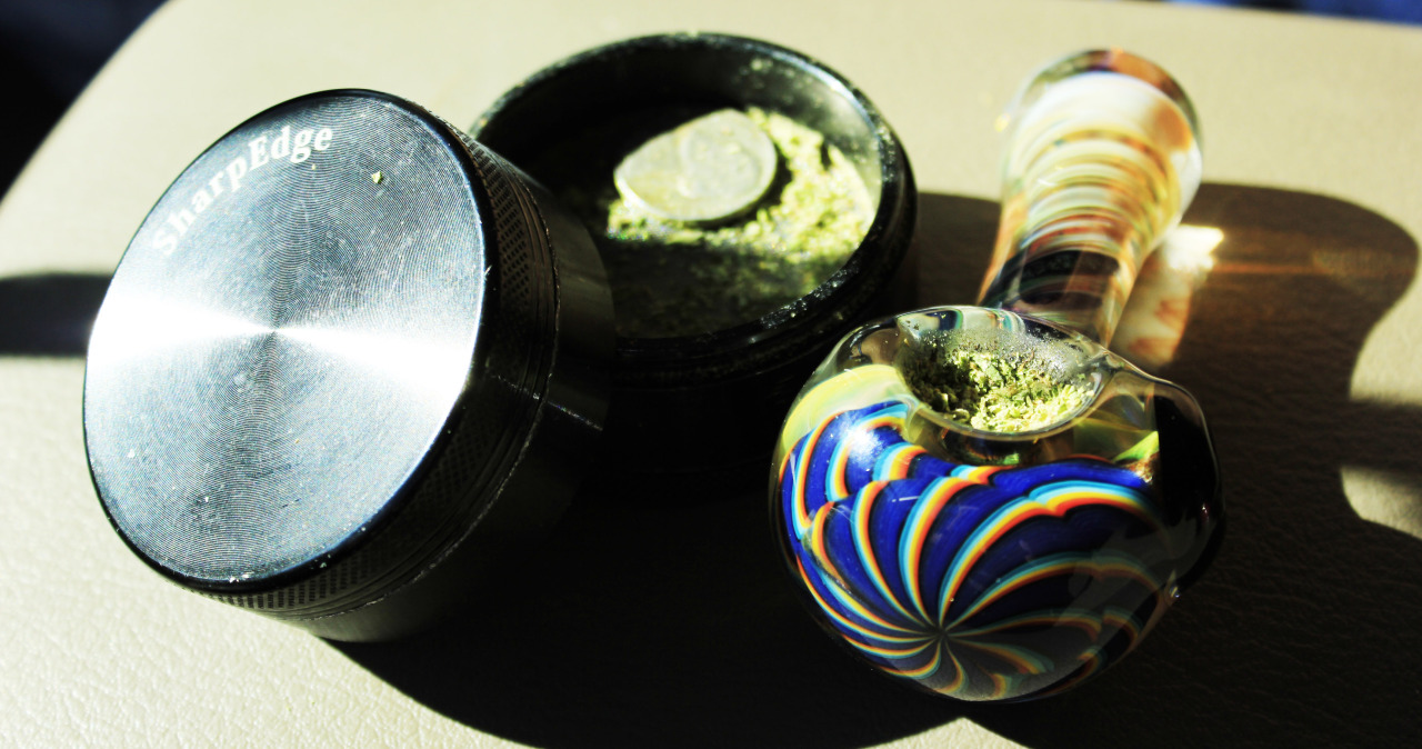 a-high-ass-ginger:  Blue Dream! It’s what’s in the bowl! I follow back everyone!