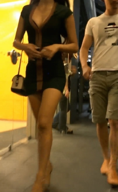 singapurachiobu:  asiavoyeur:  hot girl at starbucks  Dayum, I would love to fuck