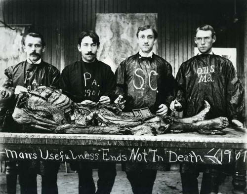 coralstuffandthings: The vintage medical school tradition of posing with a cadaver.