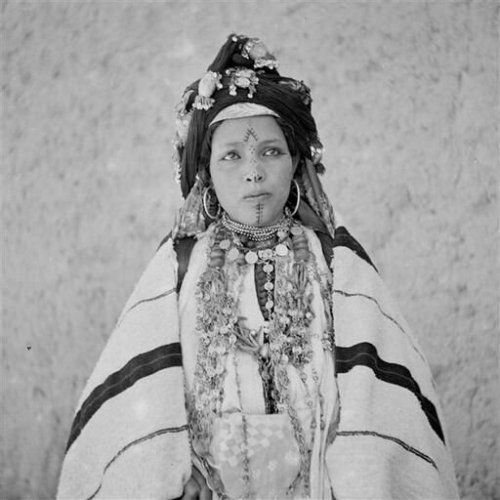 Photographie de Jean Besancenot prise entre 1934 et 1939 d'une femme Amazighe des Aït Izdeg (Ha