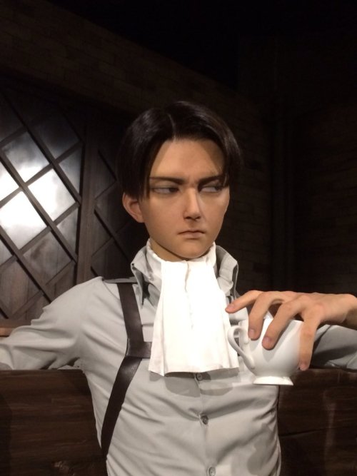 Isayama Hajime’s editor, Kawakubo Shintaro, takes a photo with the new tea-drinking Levi clonoid at Universal Studio Japan’s SNK THE REAL exhibition! Also featured in this year’s exhibition is a transforming Eren clonoid with Titan feet!Images