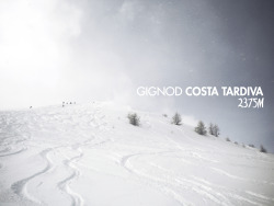 lemontagne:  Gignod · Costa TardivaLa prima vera uscita del corso con il CAI. 14 febbraio 2016. Circa mille metri di dislivello. Divisi per gruppi iniziamo la salita sotto la neve. Ritmo giusto, continuiamo. Nebbia, bianco, poi le nuvole lasciano spazio
