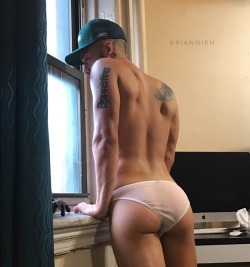 briannieh: Peakin out the window 🙂 #briannieh