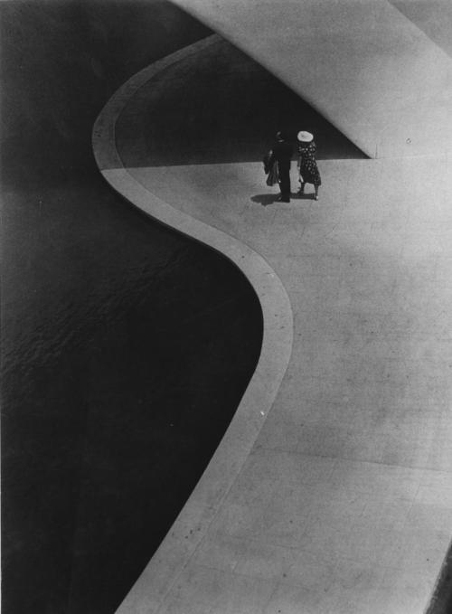 arpeggia:Stanley Rayfield - A Couple Walking in the Shadow of the Trylon, 1939 