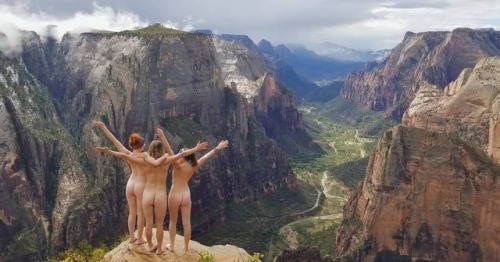 From Zion National Park comes this #amazing picture of three friends enjoying a great view the best 