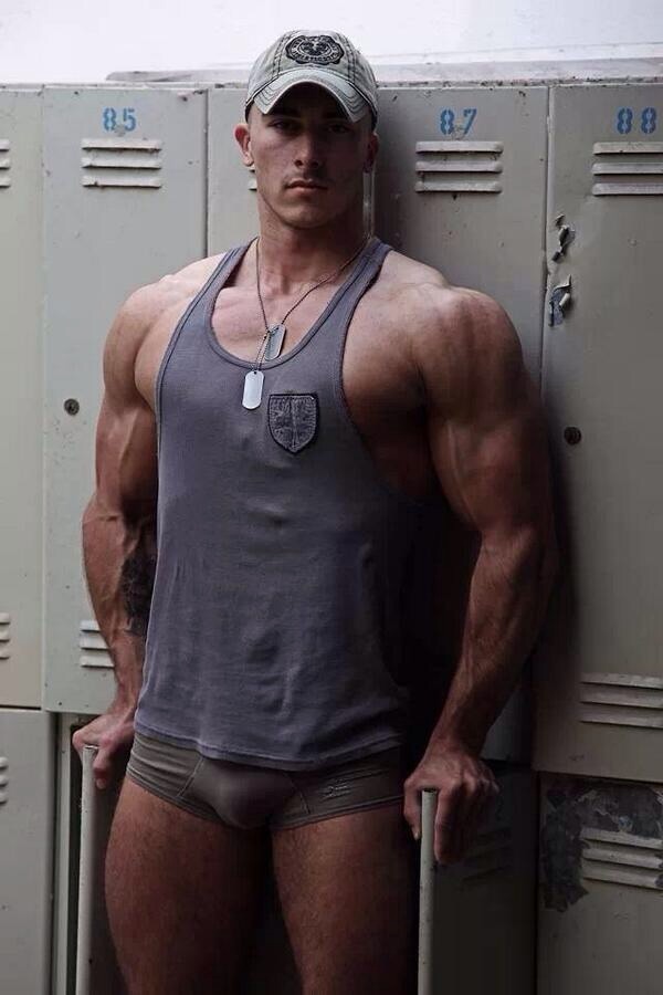glucotoby:  brandexnyc:  Great set  massive upper body, lean at the waist: hot!