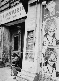 icky-pop:  Iggy Pop in Berlin, 1977  Photo by Esther Friedman.