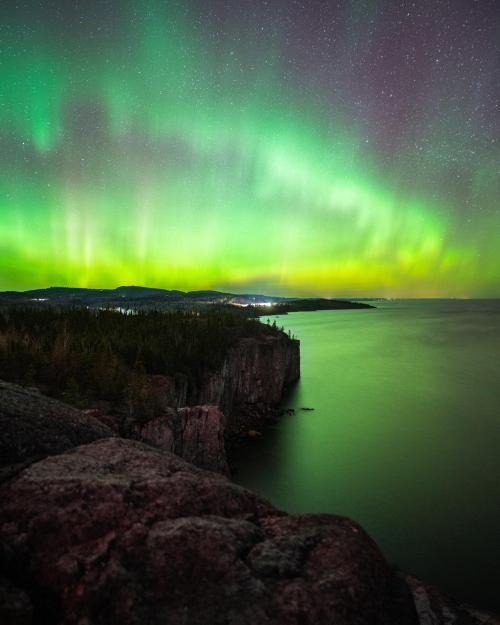 oneshotolive:  The Northern Lights on the Minnesota North Shore [OC] [4998x6247] 📷: VincentLedvina 