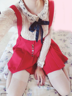 gasaii:  OOTD close-up ♡ skirt. blouse. tights. 