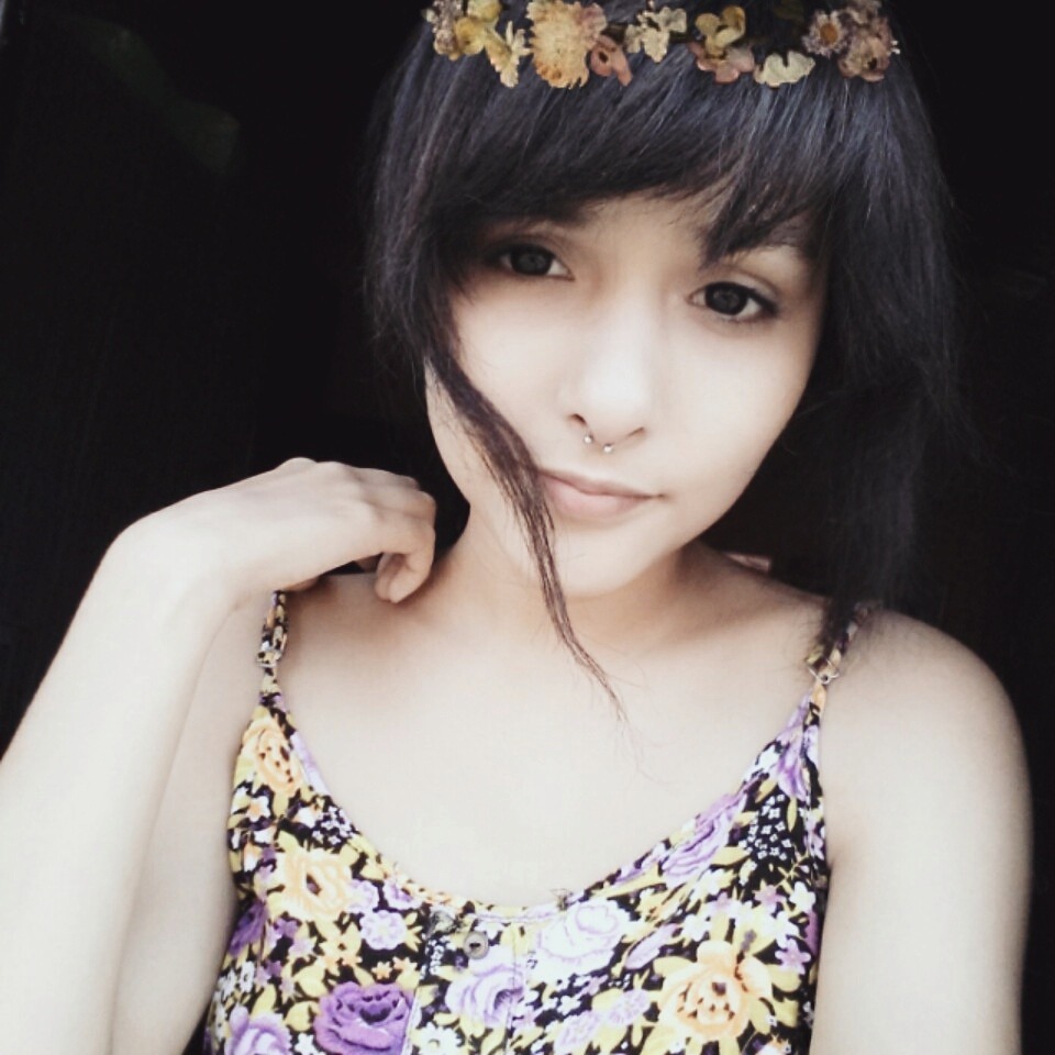 #garota #girl #piercing #septum #crown #hipster #flores