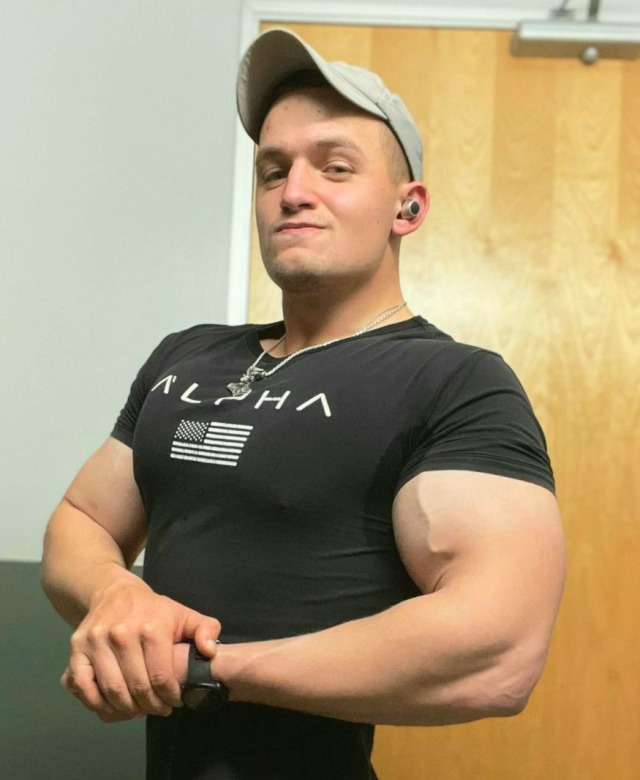 redneck9er:Alpha military muscle jock built to give your bitch orders
