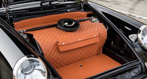 supramitch: itsbrucemclaren: Singer 911 Porsche  That interior is beautful