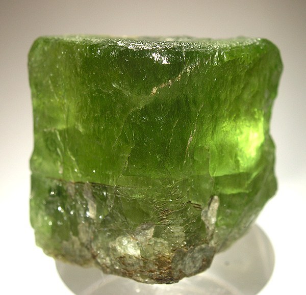 libutron:  Olivine | ©Fine Mineral Galleries | iRocks.com A deeply-colored lime-green