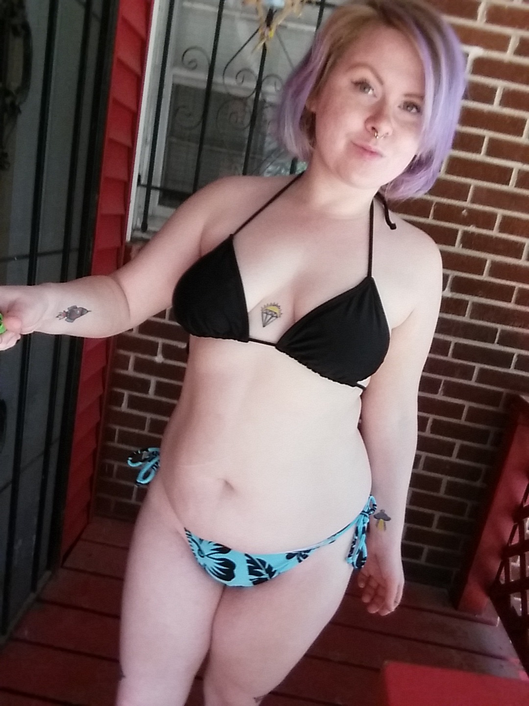 chellesilverstein:    clips4sale | Extralunchmoney| live shows   