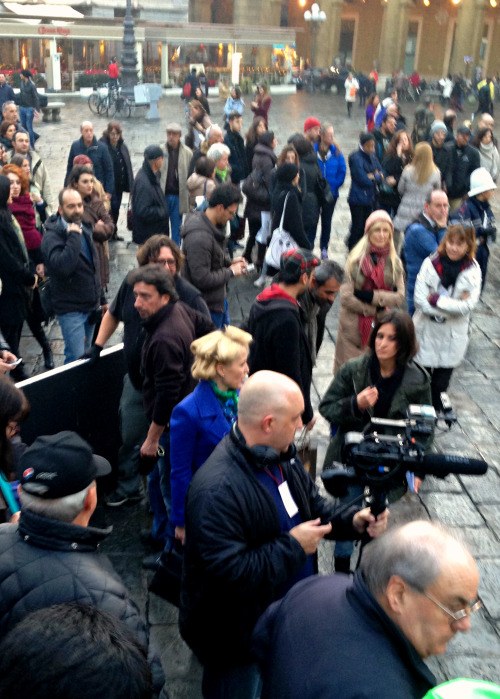 cleolinda: dangerousconclusions: bahorallen: Firenze- Italia. 15-12-2014.Gillian Anderson in the set