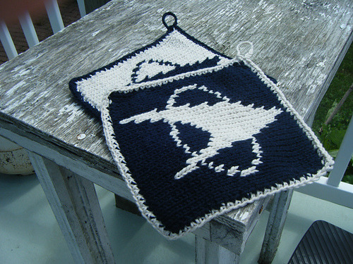 myknittingoutlet:Star Trek double-sided pot holders. I might try to convert this pattern to use for 