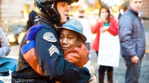 mamitah:  thisguyknowswhatimtalkingabout:  2damnfeisty:  krxs10:  the same foo featured in this newly famous picture above hugging a young protester at the Ferguson protests is also a supporter of Darren Wilson. another publicity stunt I’m sure. I’m