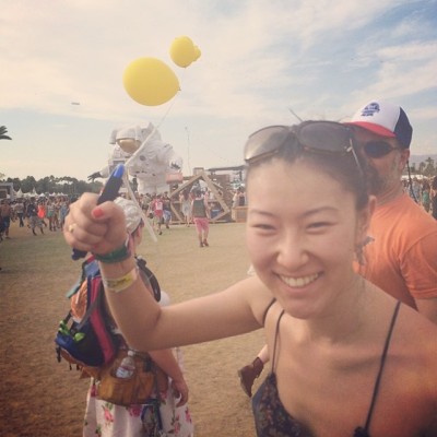 holding a line of balloons (在 Coachella Music Festival)
