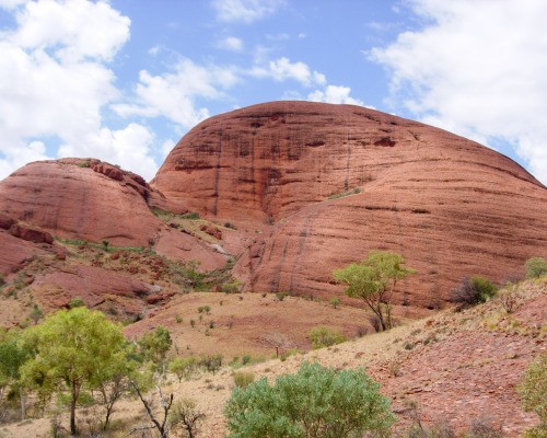 2005: 36 conglomerate domes make up Kata Tjuta (formerly known as The Olgas), which are 40km west of