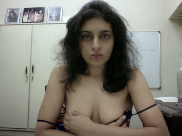 nakeemkhan:  shadowyprincesscupcake:  Desi babe naked on webcam  Good pictures 