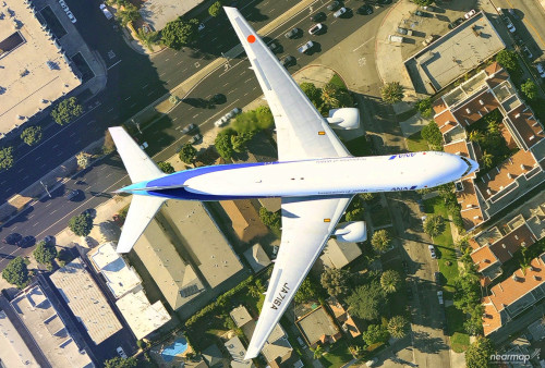 aerialandlandscapes:  Amazing photo of a plane taken from directly above while over LA Source: https://imgur.com/Ro6NoEQ