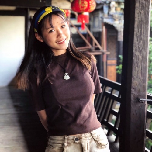 claimformeagain: fuli-girl: 非常漂亮的一个妞，千辛万苦泡上的暂时她就是这个尺度，没办法就是不愿露逼耶感谢这位汤友的分享，福利君不得不多说一句：我们愿意等她。 欢迎投稿，微信