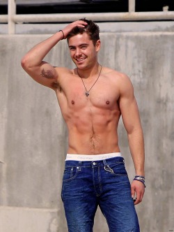 male-armpit:  Zac Efron