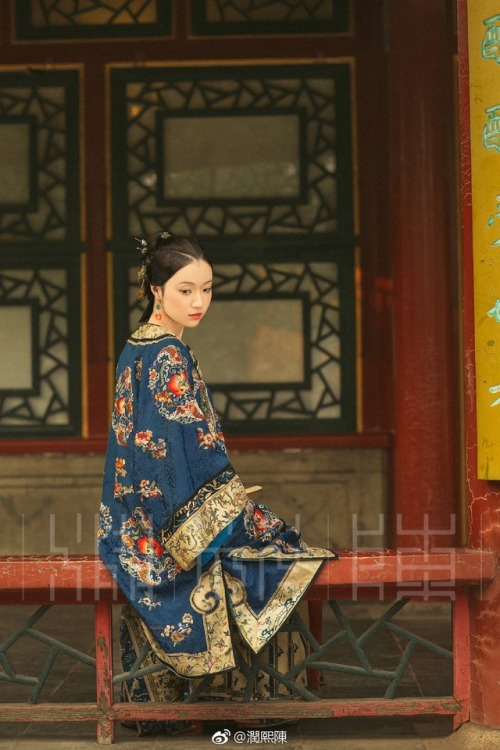 audreydoeskaren:Qing Dynasty Han Chinese women’s clothing (清汉女装) look from ca. 1870s or 80s.&n