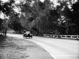 deeply-troubled-mind:  sandandglass:  It Happened One Night (1934)  Per una donna.