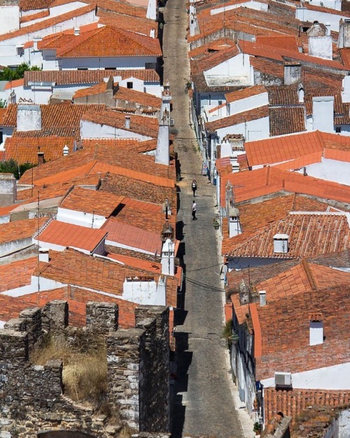 Estremoz, Portugal. . . . . #estremoz #alentejo #alentejolovers #europe #town #street . . . . . @foc