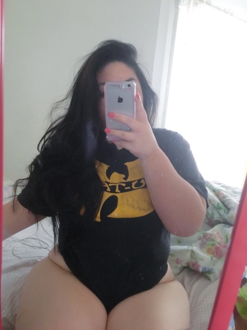wutangxkitty:  hair stays long and thighs stay thick  soulful and thick
