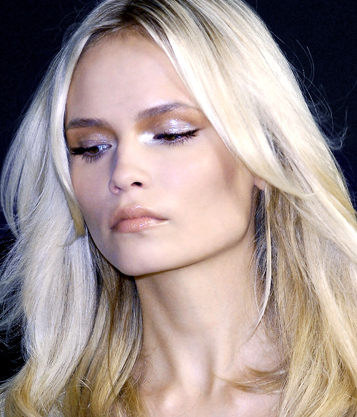 xangeoudemonx:  Beauty at Donna Karan Spring 2009.