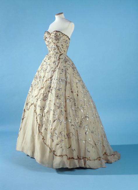 omgthatdress:  DressChristian Dior, 1953Musée Galliera de la Mode de la Ville de