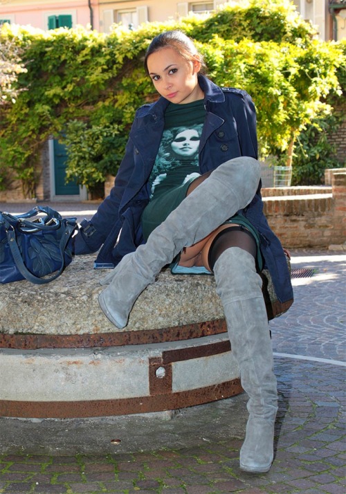 divinepeeks:  Amazing candid upskirt cutiepie