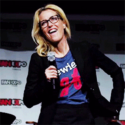 gillianlesbian:gillian anderson being adorable at fan expo 2016 (x)
