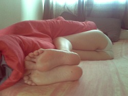 cutegirlfeetblog:  :)     