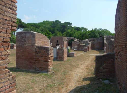 Ostia Antica - Barracks of Fire BrigadeRuins are mainly from Hadrian era.1. Courtyard - Augusteum in