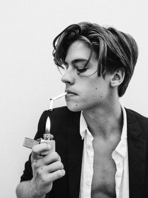 boytrappedinthcloset:  Cole Sprouse has grown up into a fine ass man