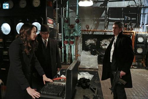 kindaoffkilter:  nataliamix:  Person of interest 4x22 YHWHSeason finale! Spoilers promotional photos  This looks so STRAIGHT out of old-timey sci-fi movies!! And omg, Reese, need more weapons or what?!CREEPSVILLE!!, 